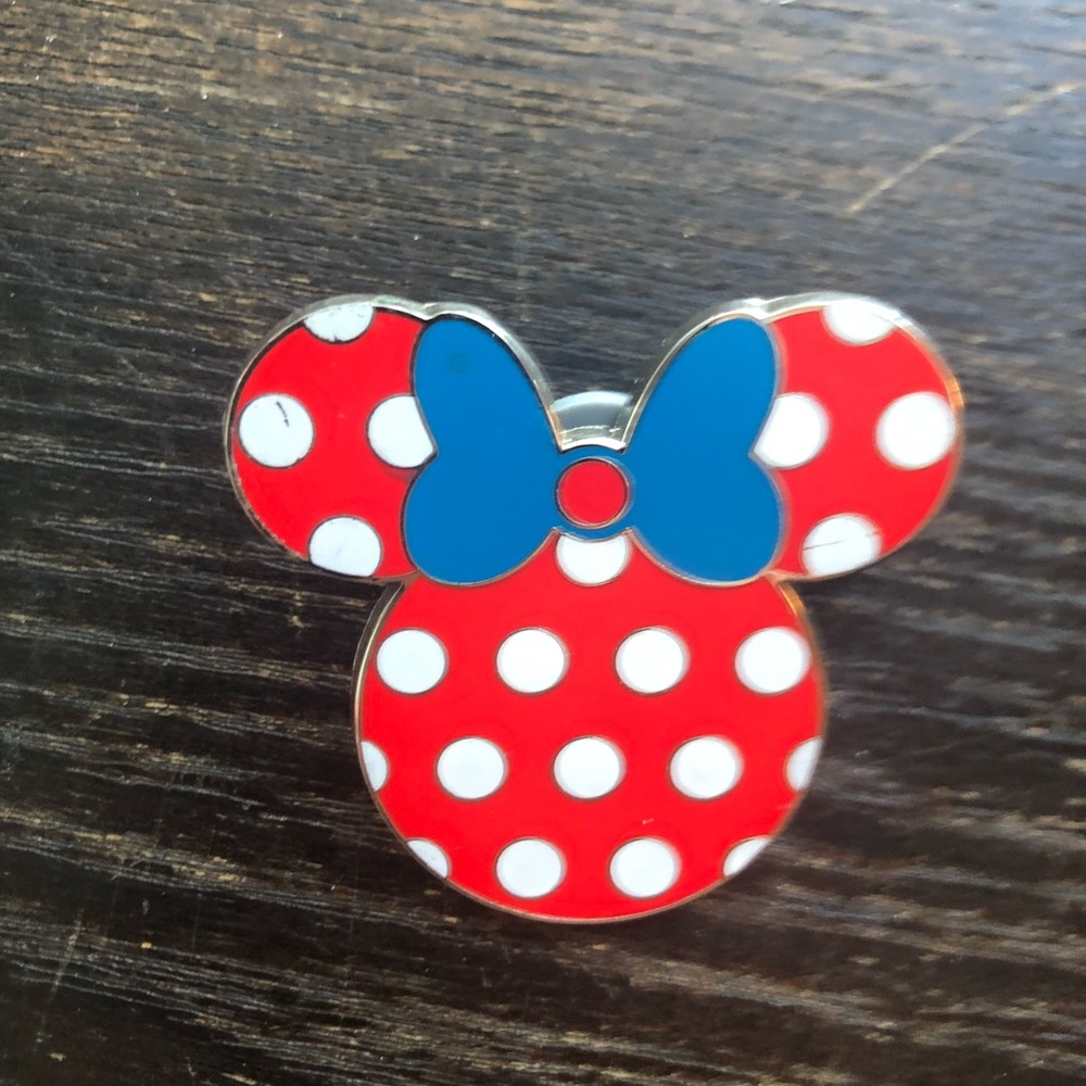 Disney’s Minnie mouse 2016 tradable pin